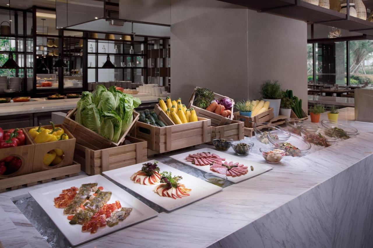 Crowne Plaza Tainan By Ihg Exterior foto A buffet at a hotel
