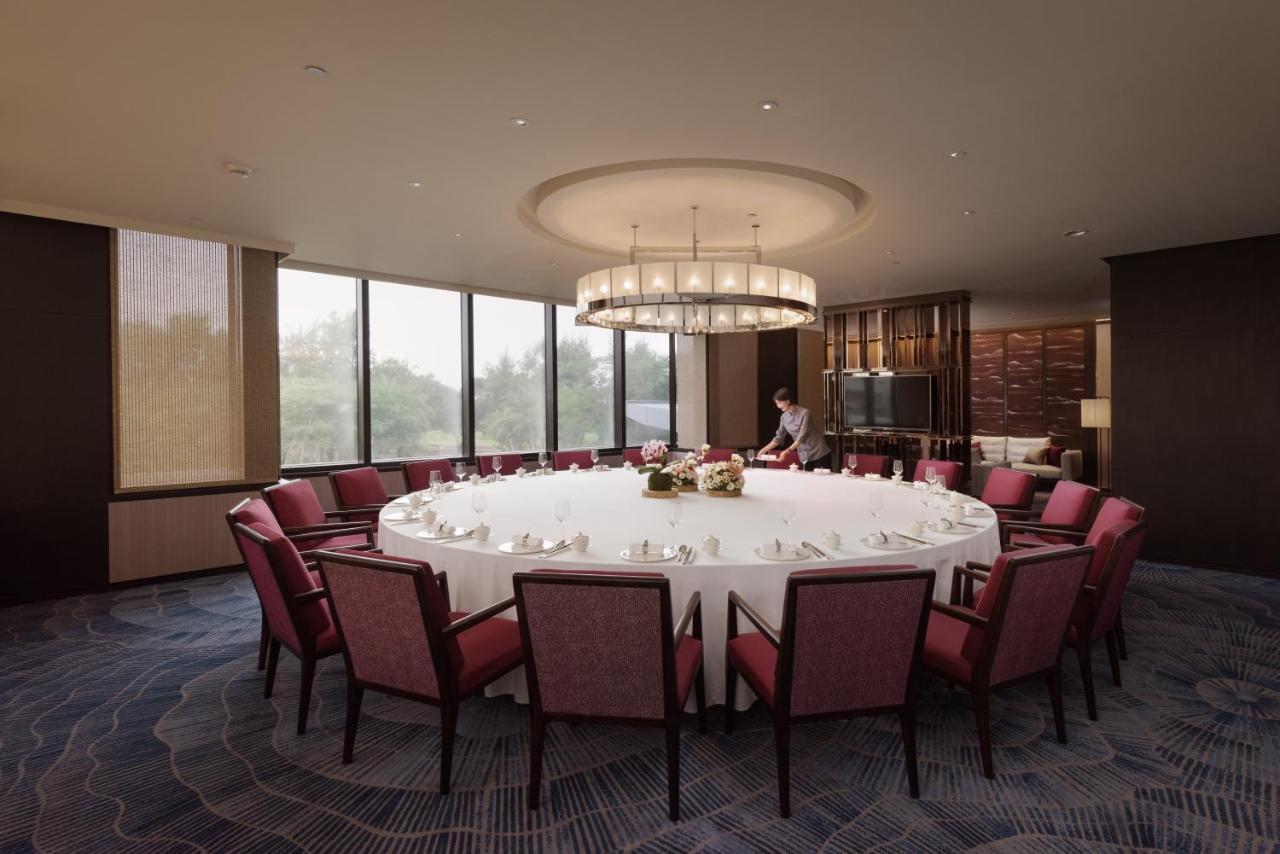 Crowne Plaza Tainan By Ihg Exterior foto A private dining room at the Mandarin Oriental, Tokyo