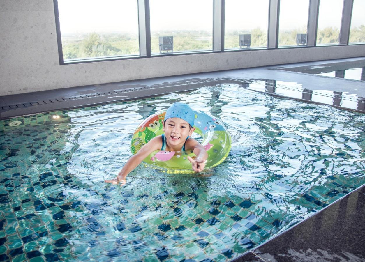 Crowne Plaza Tainan By Ihg Exterior foto A child swimming with a float