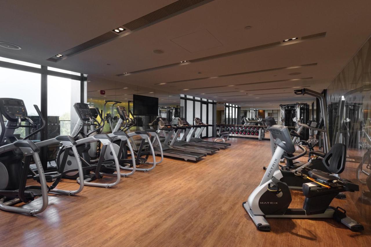 Crowne Plaza Tainan By Ihg Exterior foto The gym at the hotel