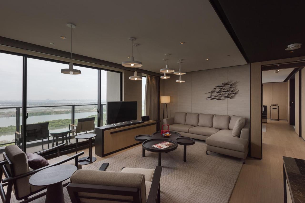 Crowne Plaza Tainan By Ihg Exterior foto A living room at the hotel