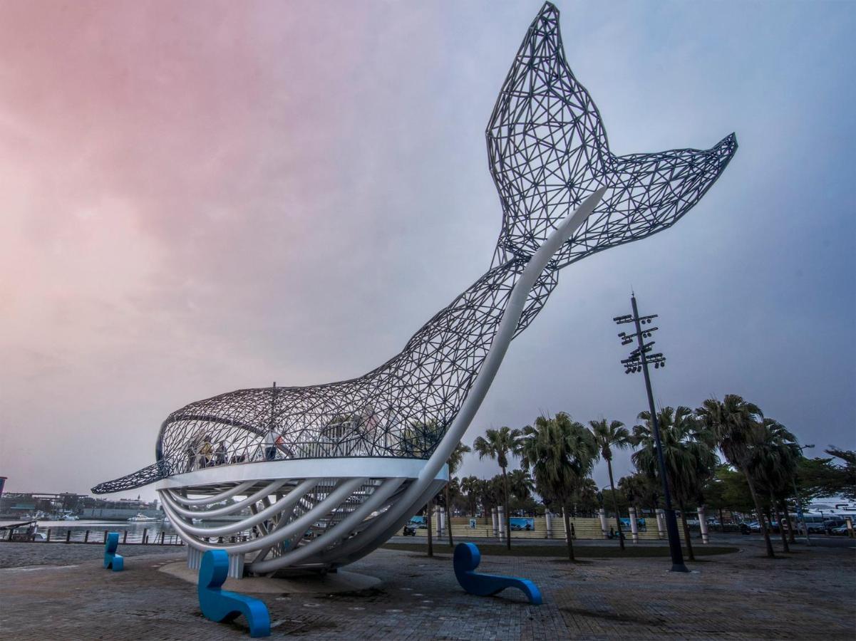 Crowne Plaza Tainan By Ihg Exterior foto The Whale sculpture at the entrance of the park