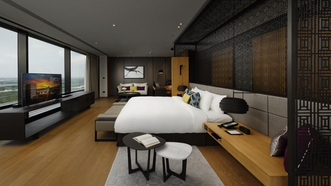 Crowne Plaza Tainan By Ihg Exterior foto A bedroom at the hotel