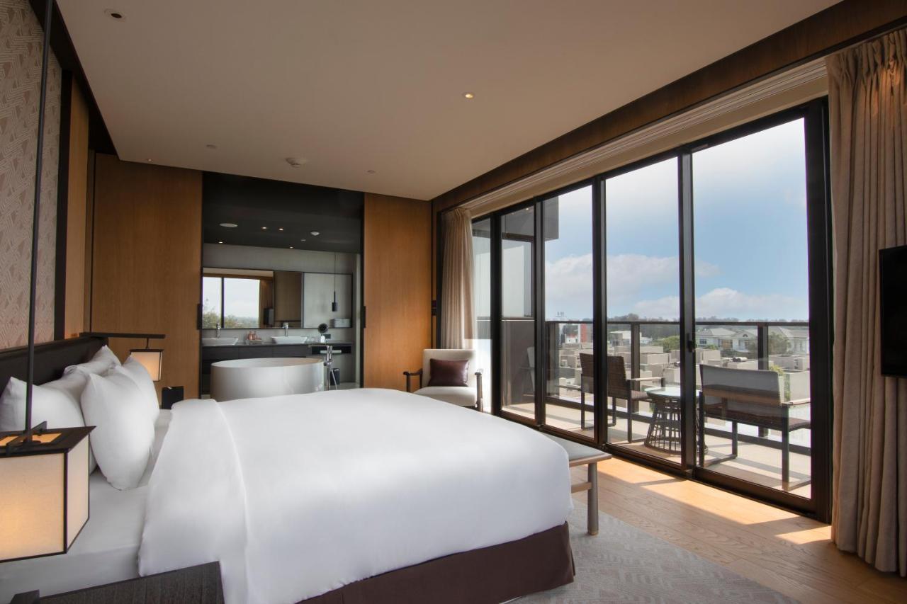 Crowne Plaza Tainan By Ihg Exterior foto A bedroom at the hotel