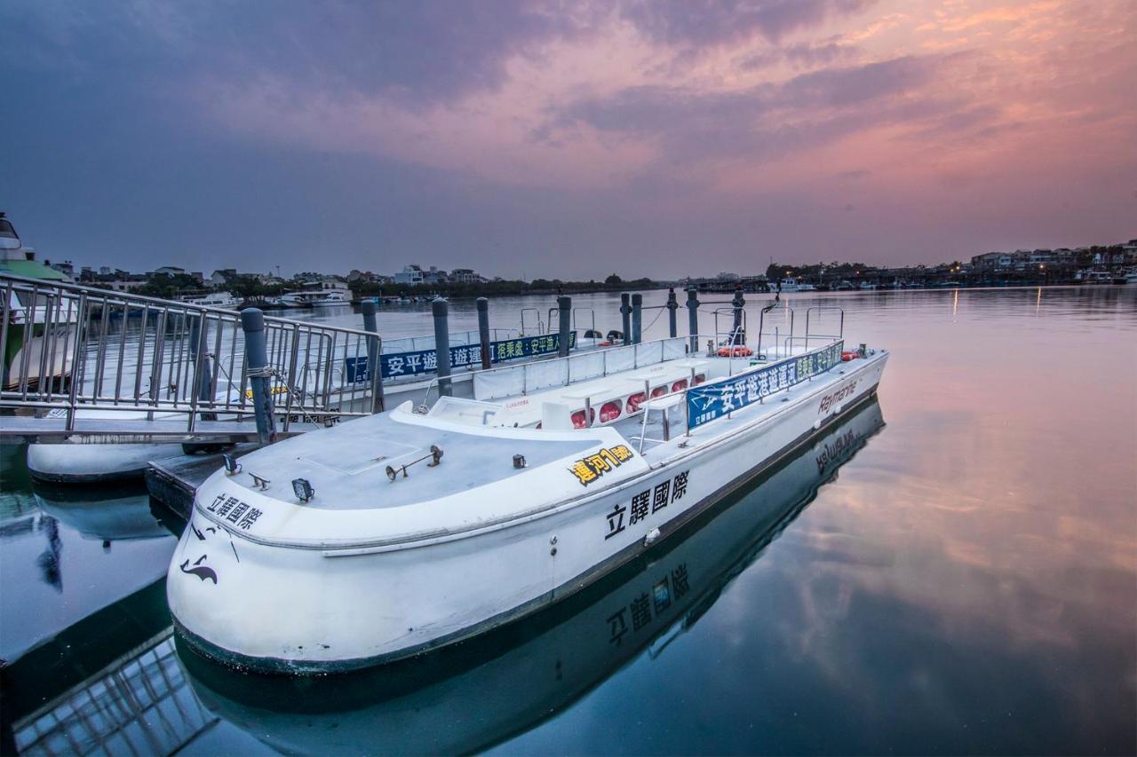 Crowne Plaza Tainan By Ihg Exterior foto The ferry at the dock