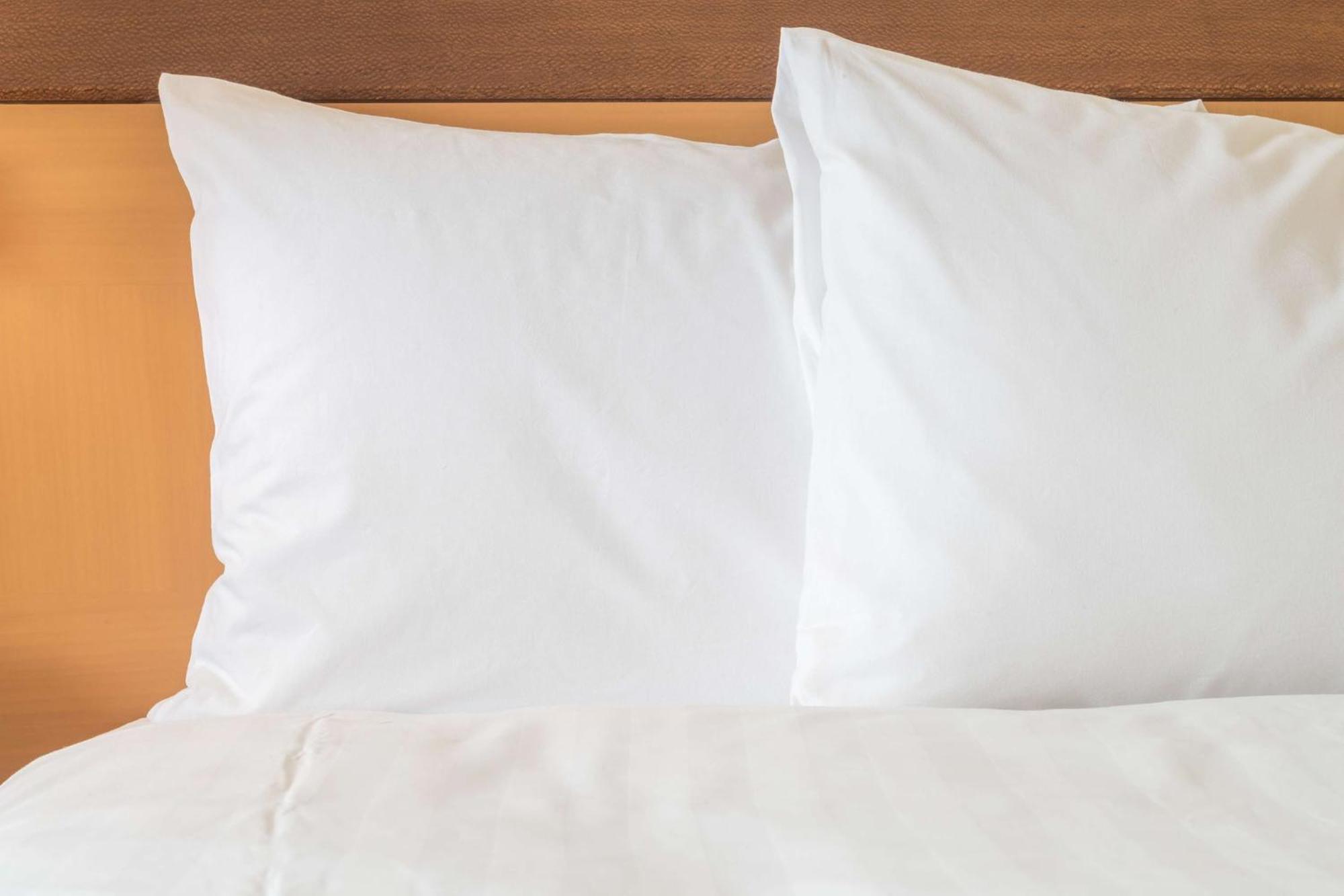 Crowne Plaza Tainan By Ihg Exterior foto Two pillows on a bed