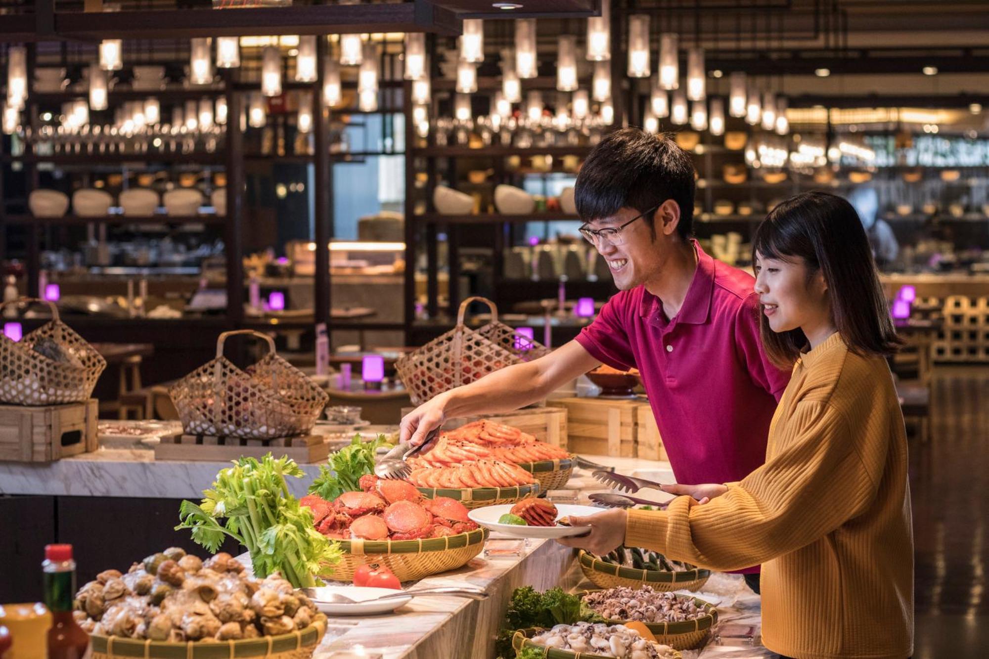 Crowne Plaza Tainan By Ihg Exterior foto A buffet in Vietnam