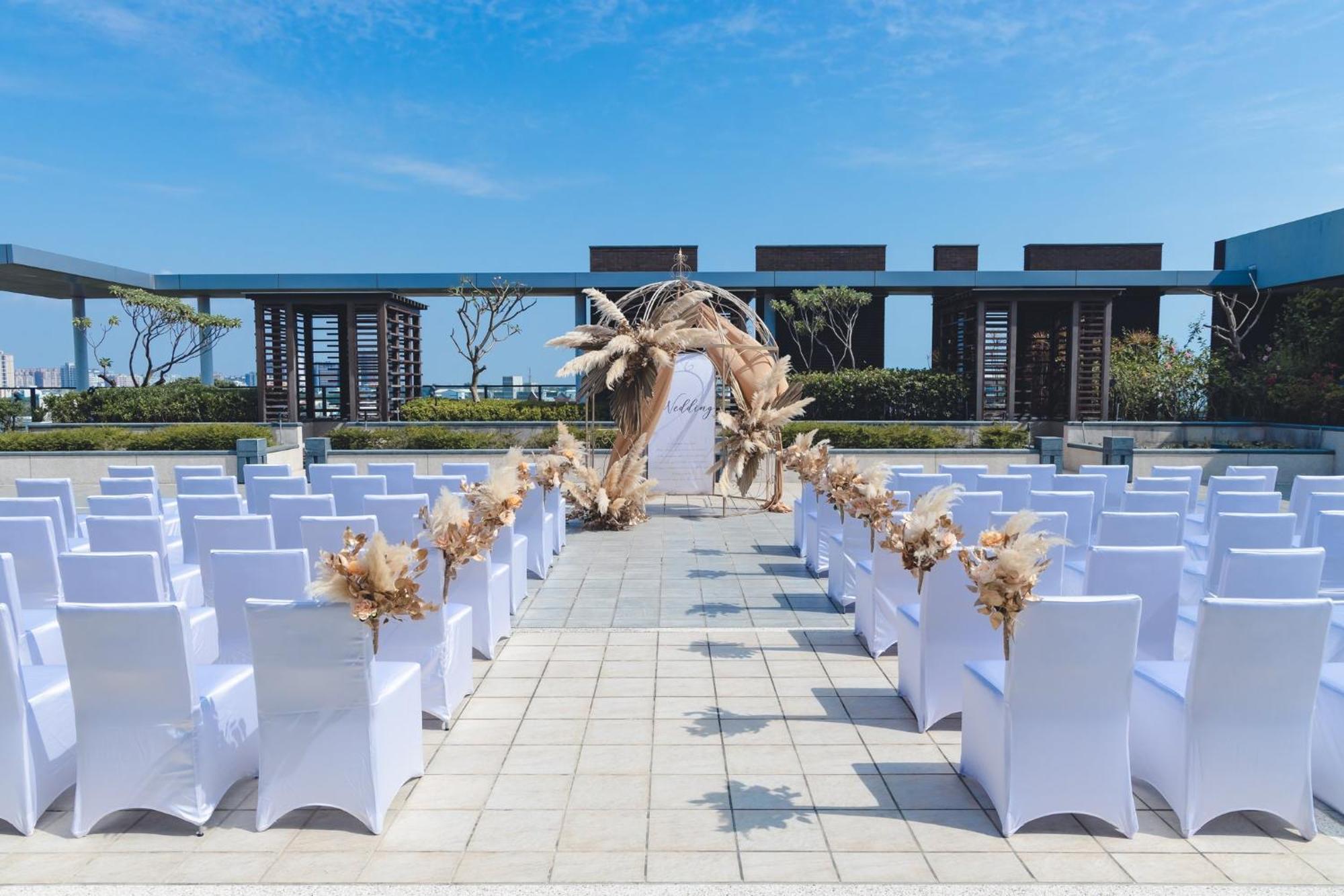 Crowne Plaza Tainan By Ihg Exterior foto The rooftop wedding venue
