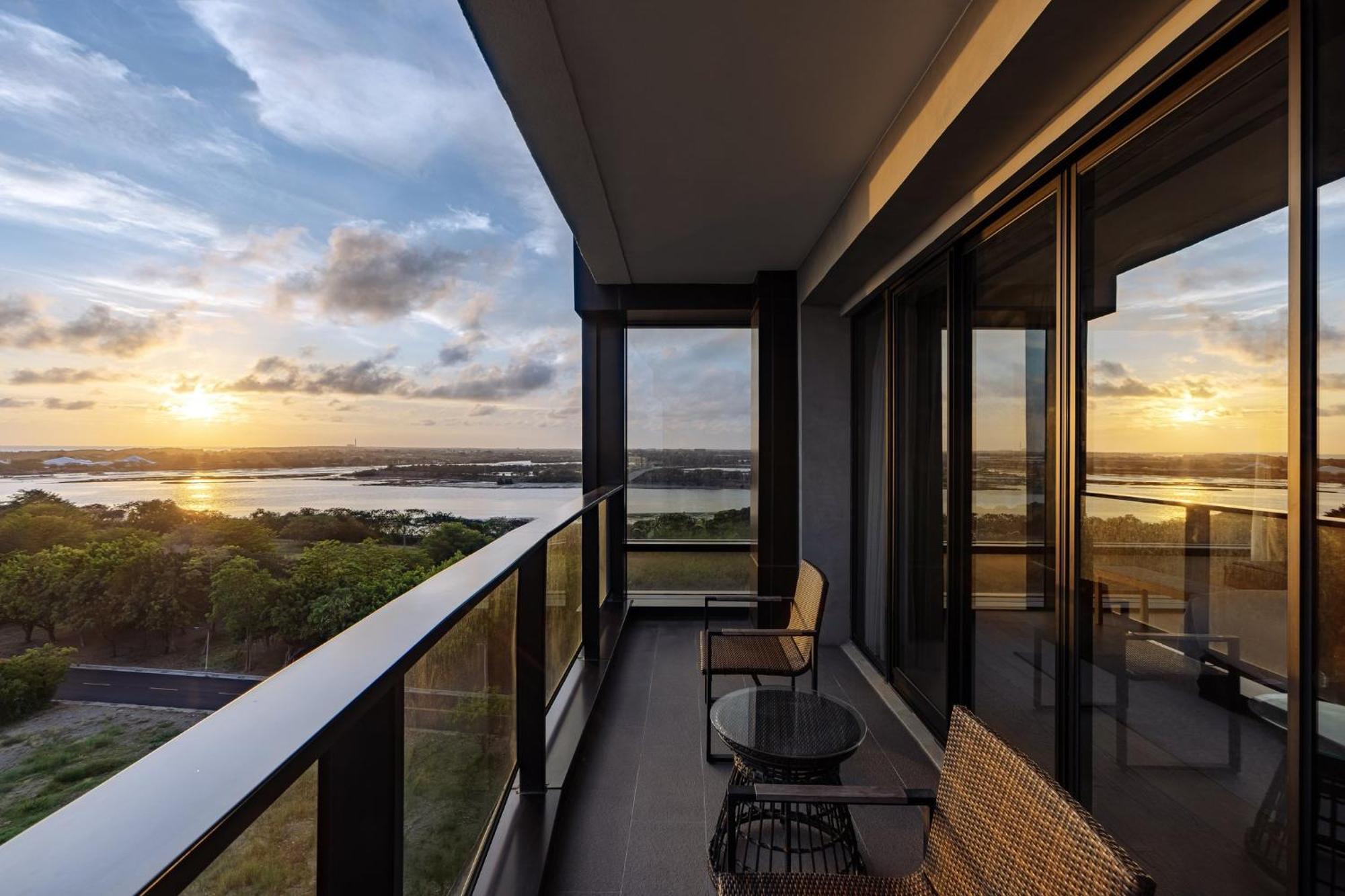 Crowne Plaza Tainan By Ihg Exterior foto Balcony of a typical apartment