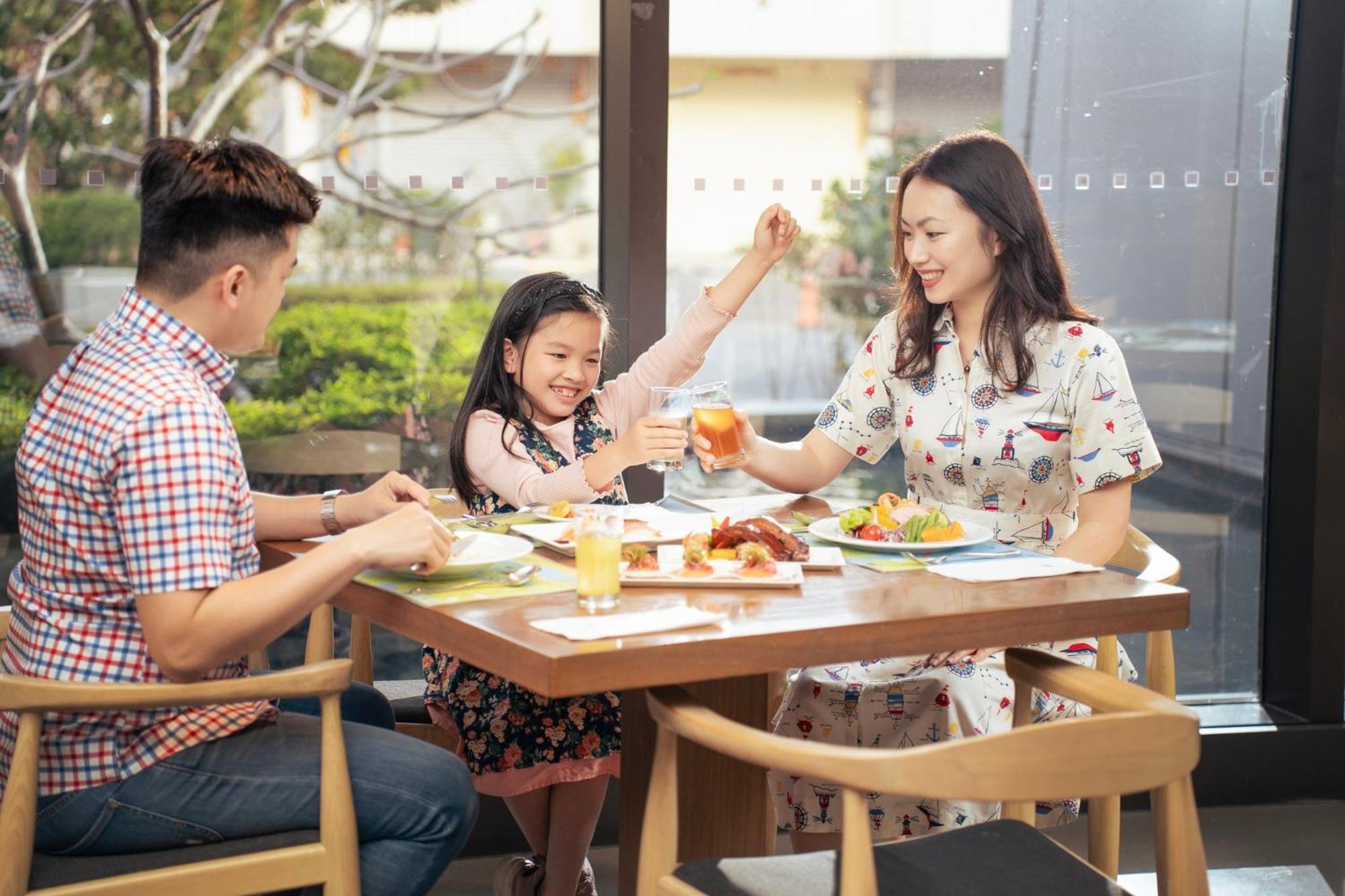 Crowne Plaza Tainan By Ihg Exterior foto A family in Vietnam
