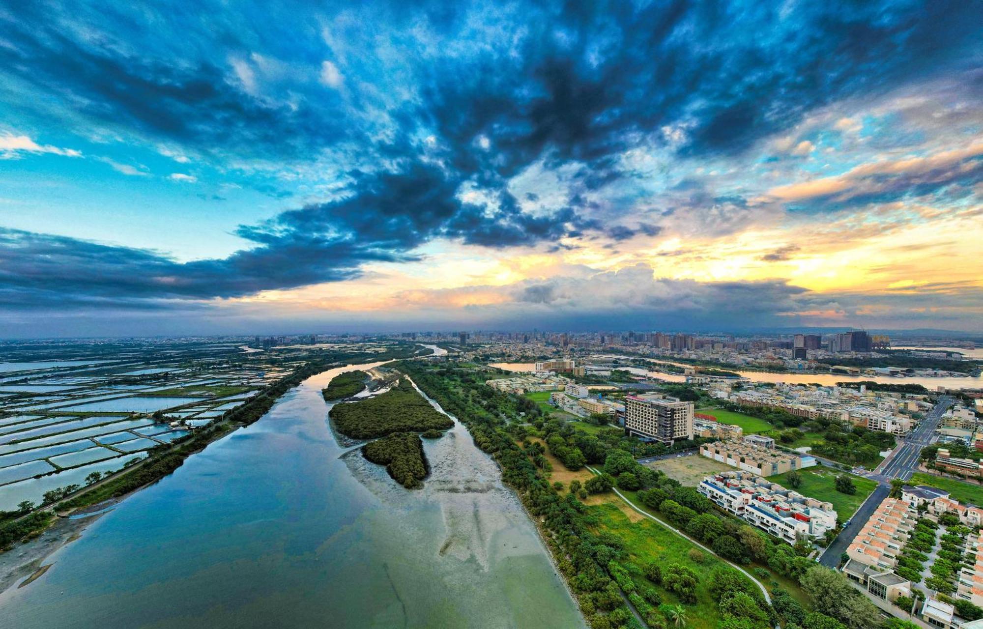 Crowne Plaza Tainan By Ihg Exterior foto Aerial view of the river