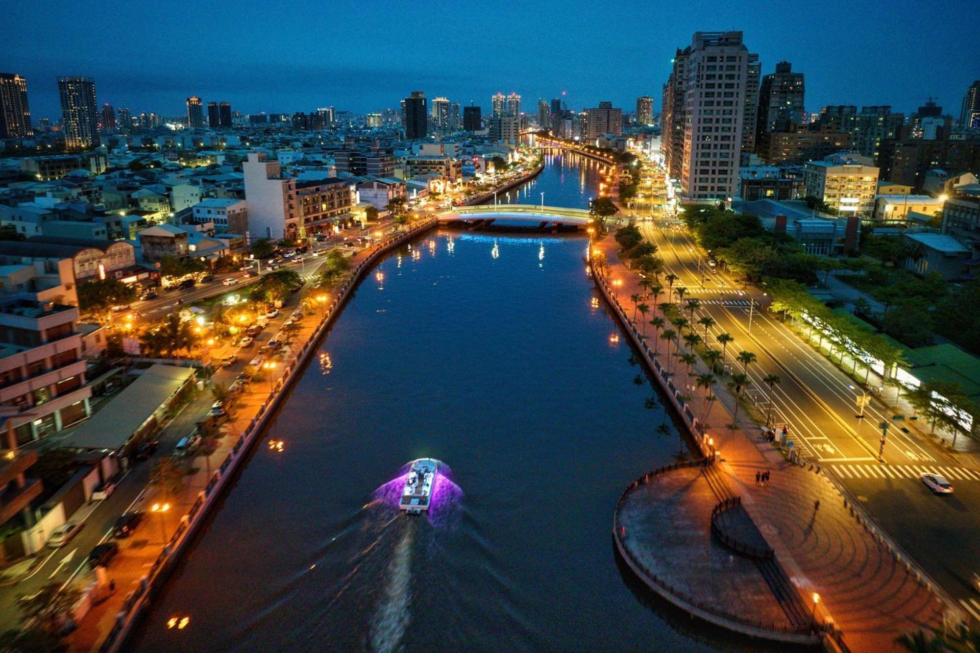 Crowne Plaza Tainan By Ihg Exterior foto View of the river at night
